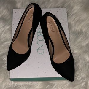 💖MAKE OFFERS!💖 Faux Suede Black Pumps